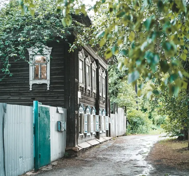 Perinnerakentaja työssään hirsitalon kunnostuksessa